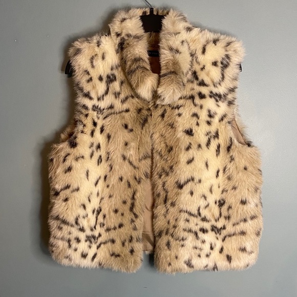 Valerie Stevens Jackets & Blazers - Valerie Stevens faux fur vest